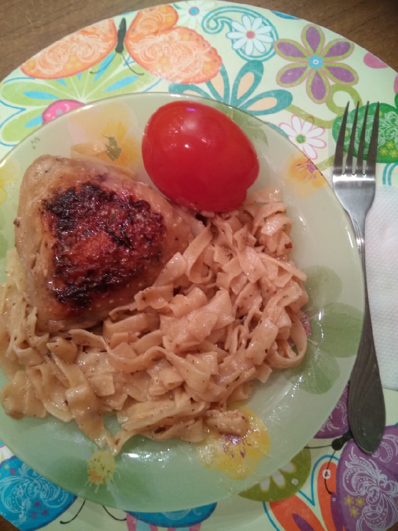 Курица и паста в сырном соусе