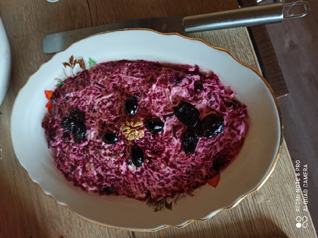 Салат из свёклы с черносливом и грецким орехом