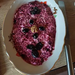 Салат из свёклы с черносливом и грецким орехом