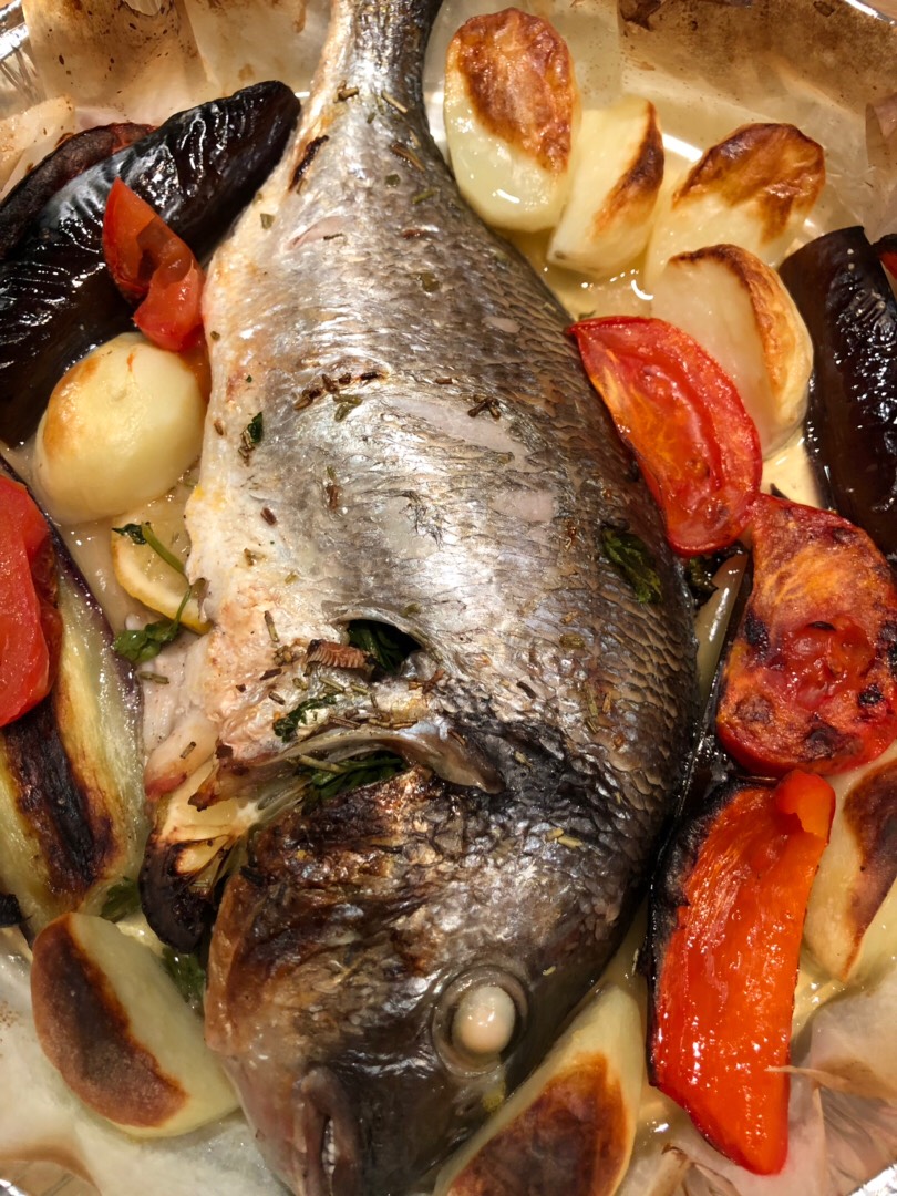 Рыба дорадо с овощами, запечённая в духовке