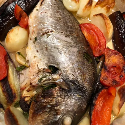 Рыба дорадо с овощами, запечённая в духовке