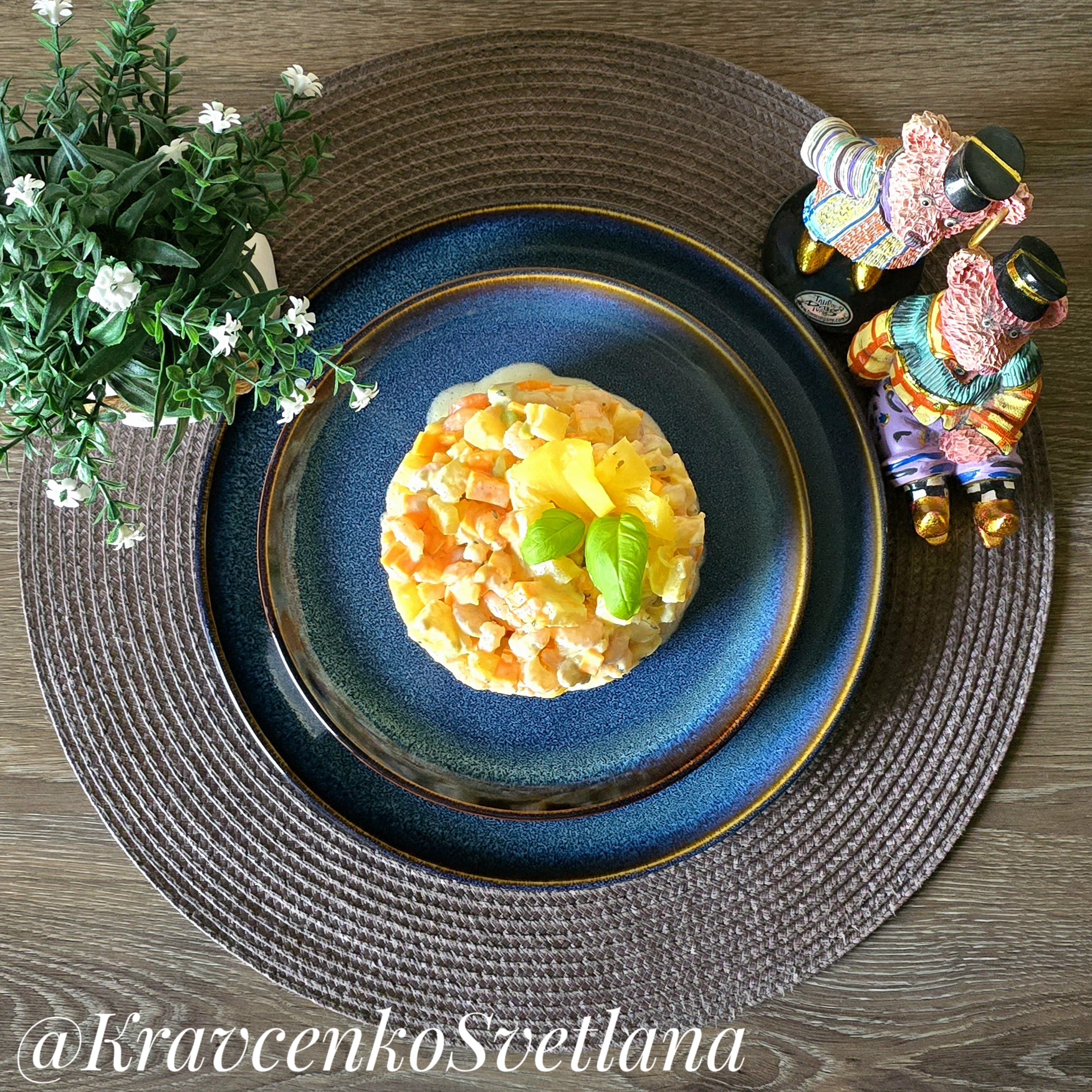 Салат с авокадо, креветками, сыром и ананасом