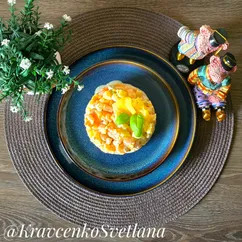 Салат с авокадо, креветками, сыром и ананасом