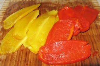 Рулетики из печеного перца с сырным кремом