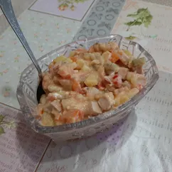 Салат с копчёной курицей и грибами