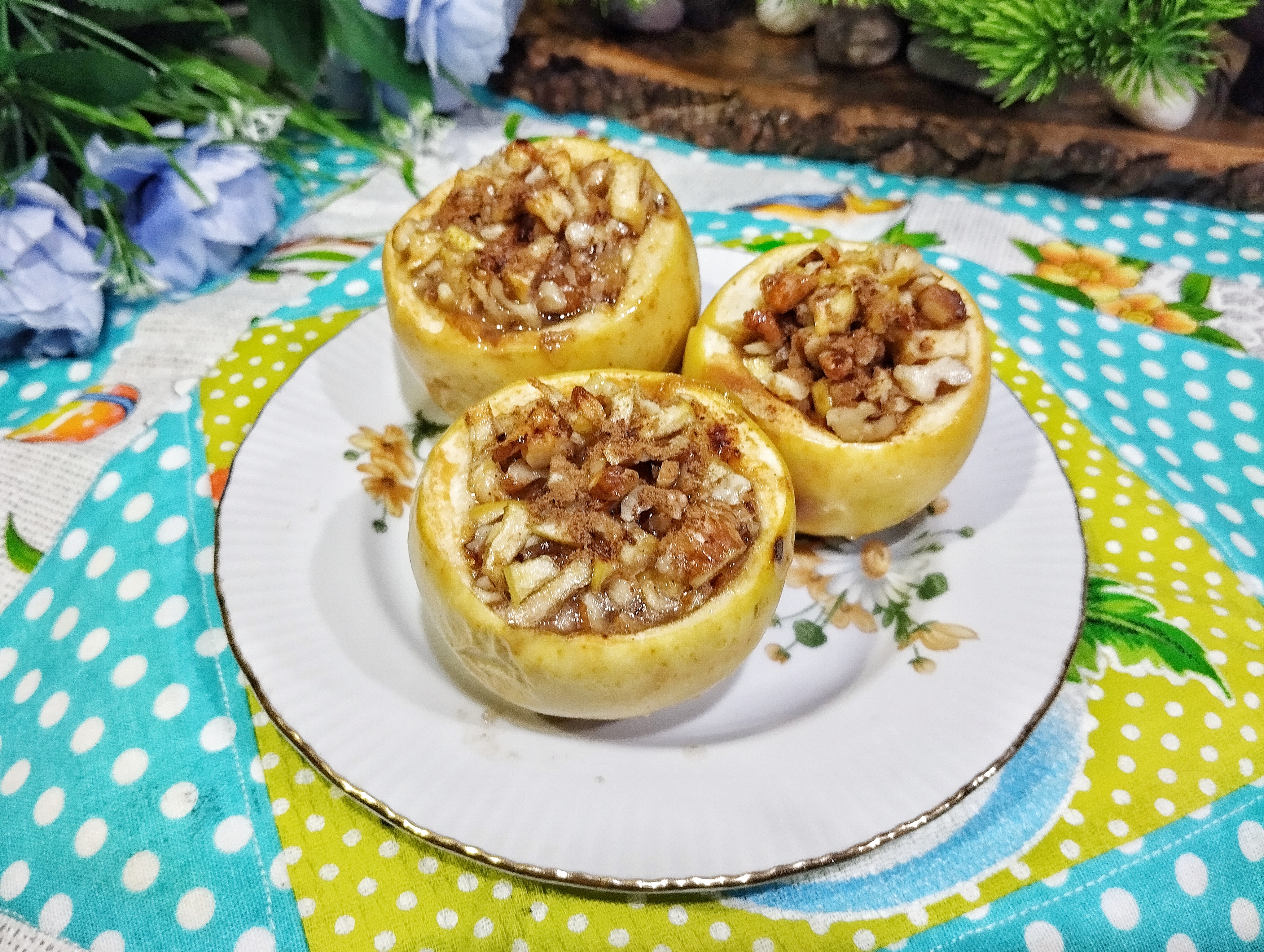 Запечённые яблоки с медом и орехами