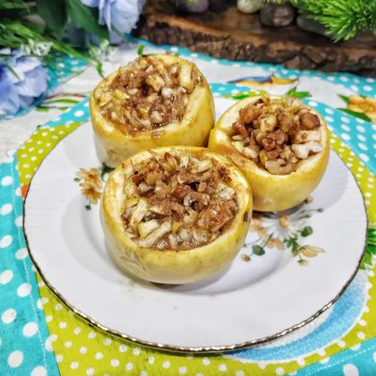 Запечённые яблоки с медом и орехами