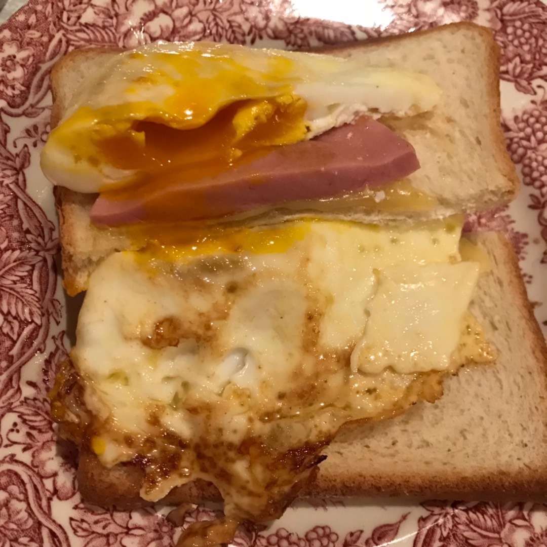 Бутерброд с желтком в « кармашке»