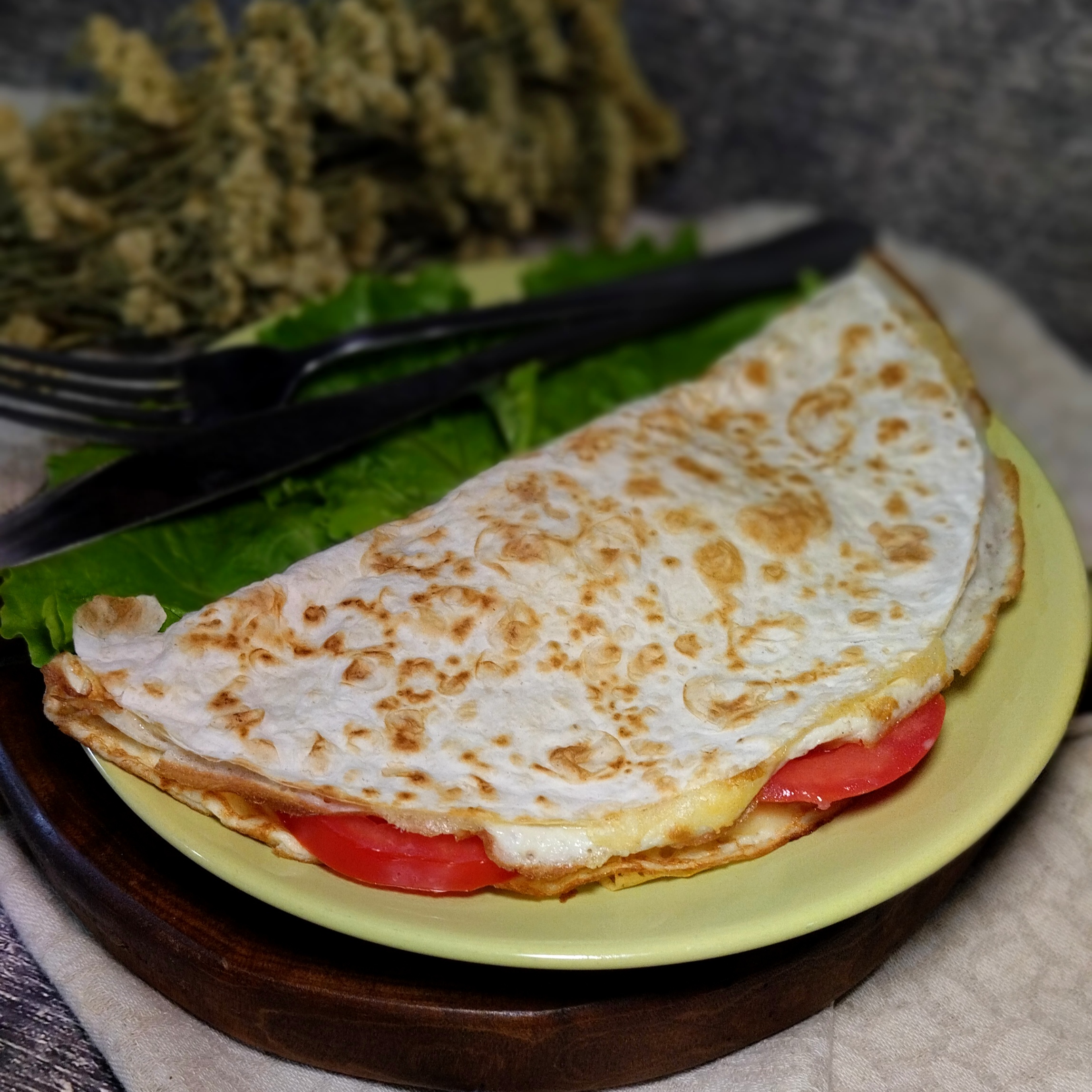 Омлет в лаваше с помидорами и сыром