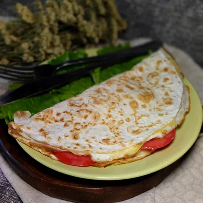 Омлет в лаваше с помидорами и сыром