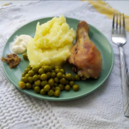 Картофельное пюре с запечённой курицей и зелёным горошком