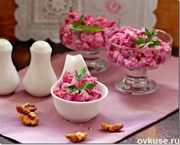 Салат из запеченной курицы со свёклой и грецкими орехами