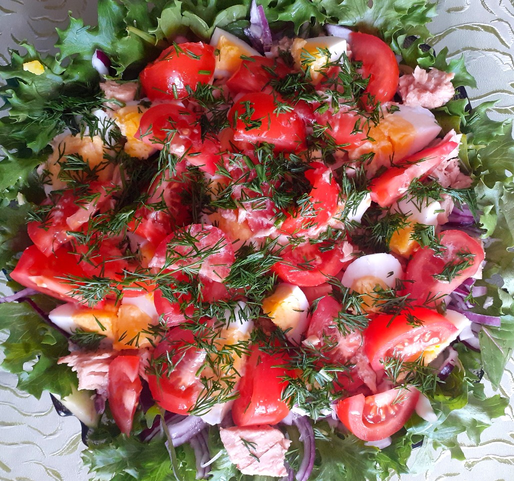 Салат из овощей с тунцом