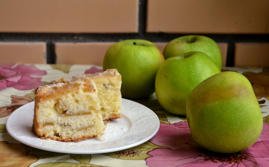 Шарлотка с яблоками на кефире - классический рецепт с пошаговыми фото