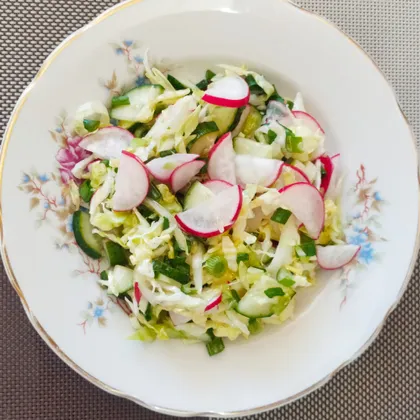 Салат из свежей капусты с зелёным луком
