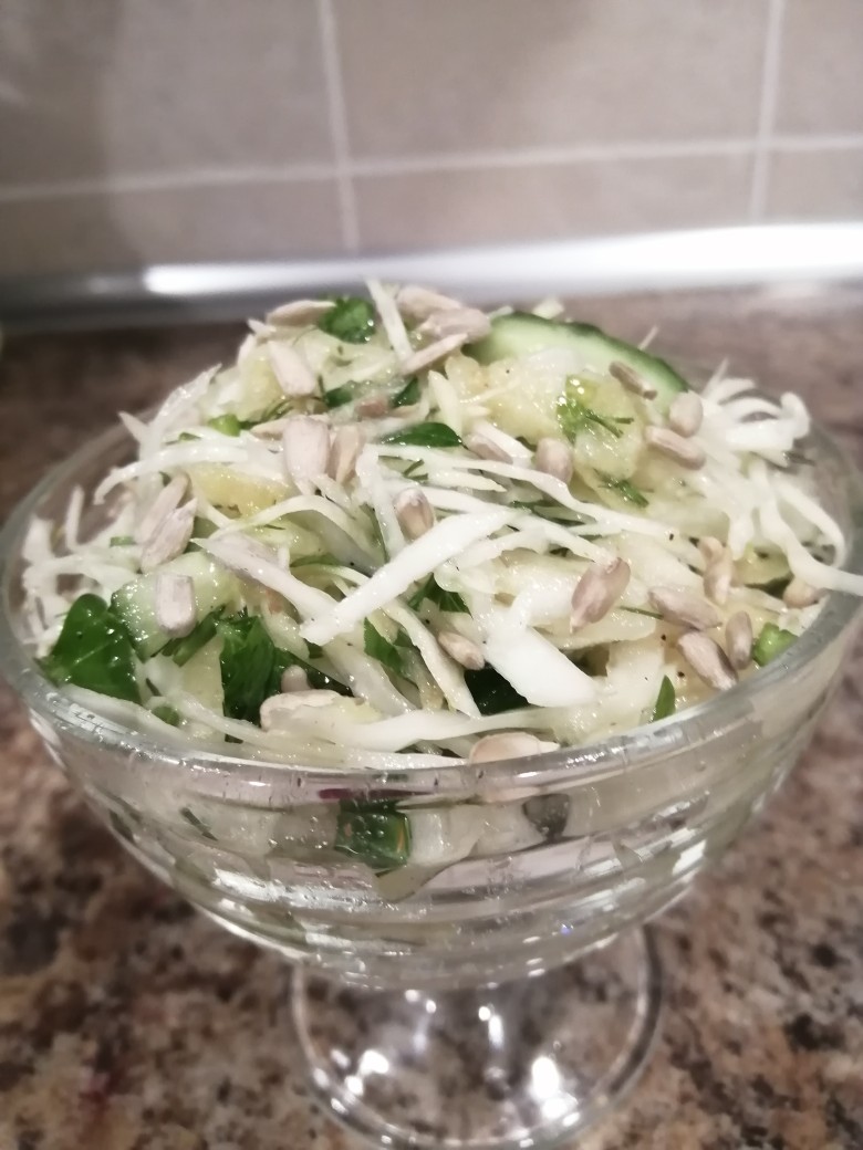 Салат из молодой капусты с огурцом