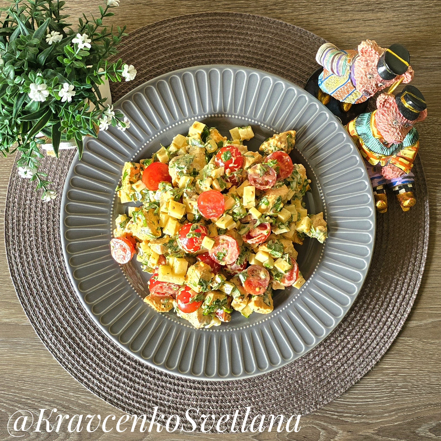 Салат с куриным филе, сыром и помидорами