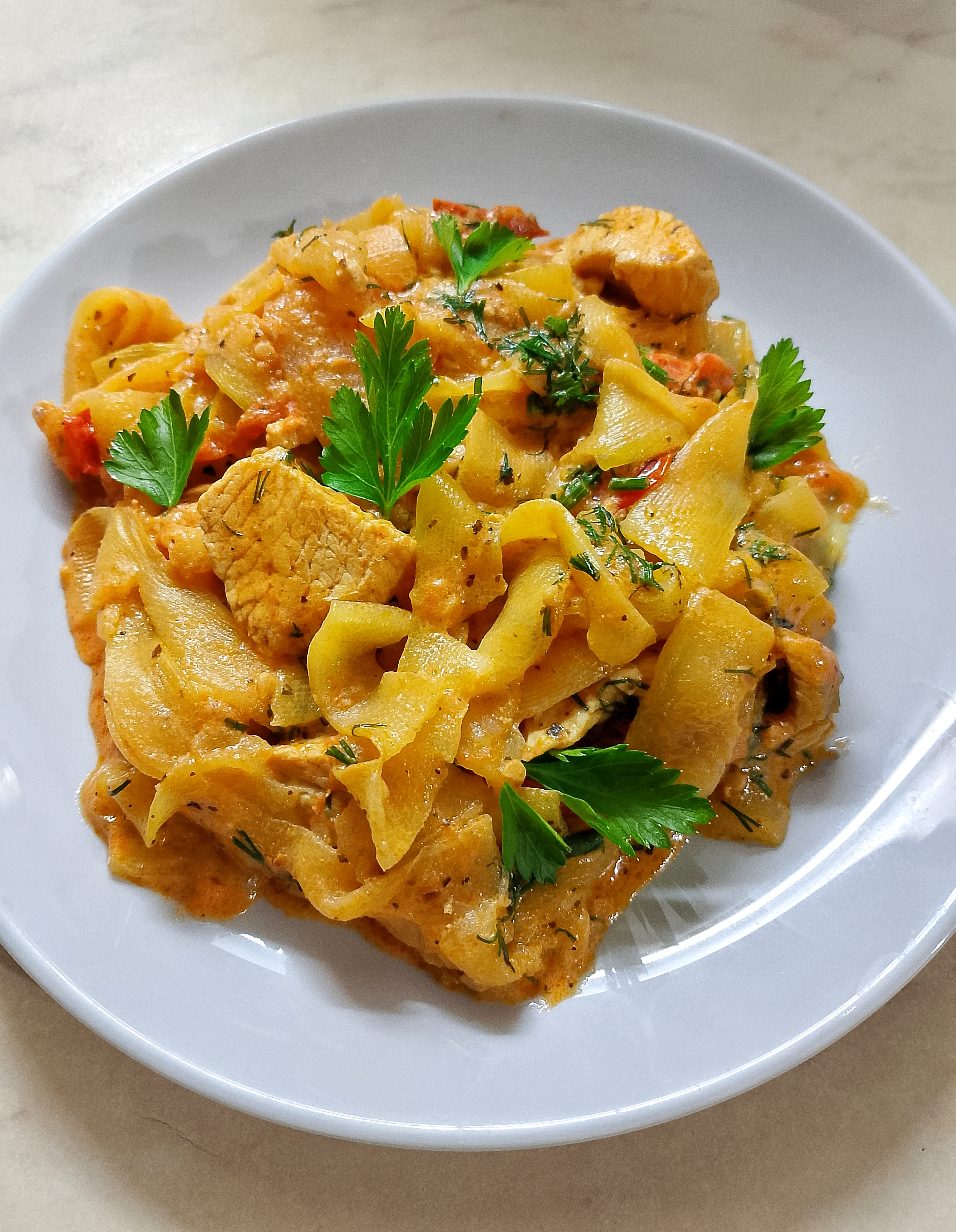 Кабачковая паста с индейкой в сливочном соусе