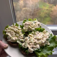 Тосты с яйцом и тунцом 
