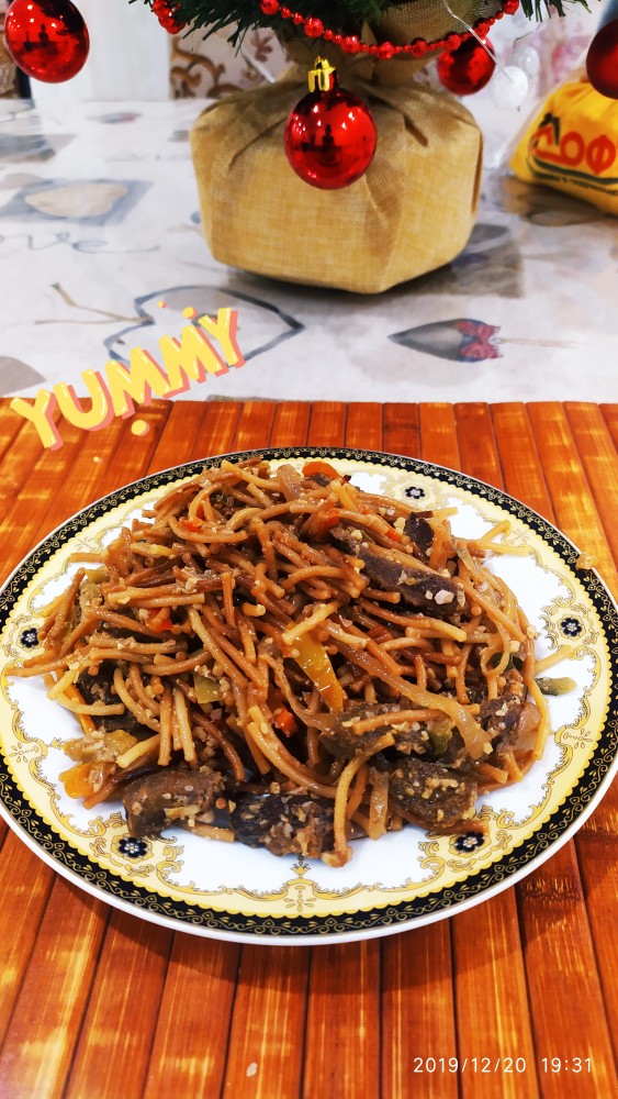 Жареная вермишель с мясом