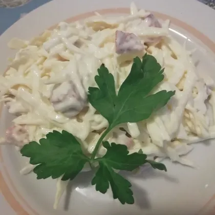 Салат капустный с колбасой и яйцом