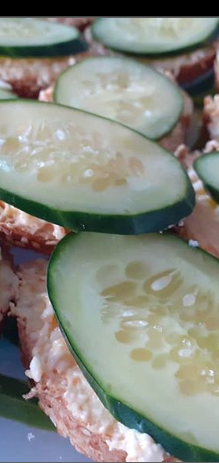 Бутерброды с сыром, морковью и огурцом