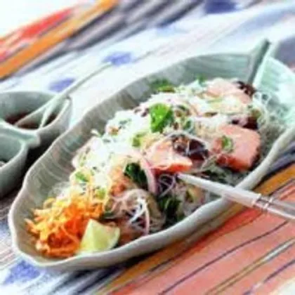 Пряный салат с форелью норвежских фьордов и 'харузаме' (бобовым крахмалом)