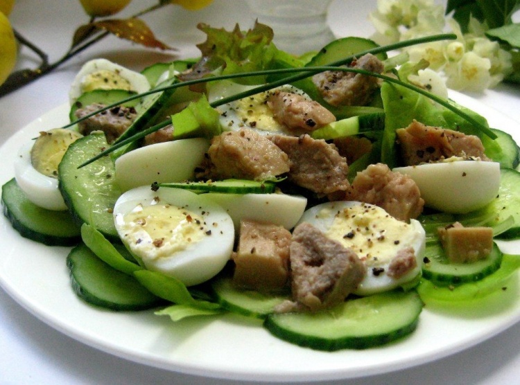 Салат с печенью трески, огурцами и яйцом