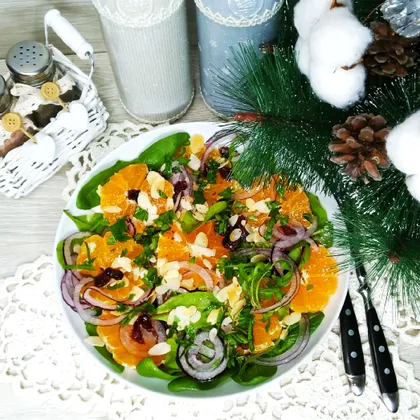 Новогодний салат с мандаринами и вяленой клюквой