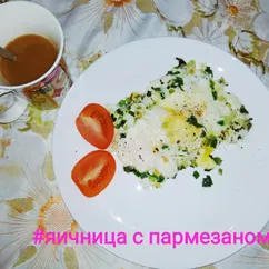 Яичница перевёрнутая с луком и сыром пармезаном