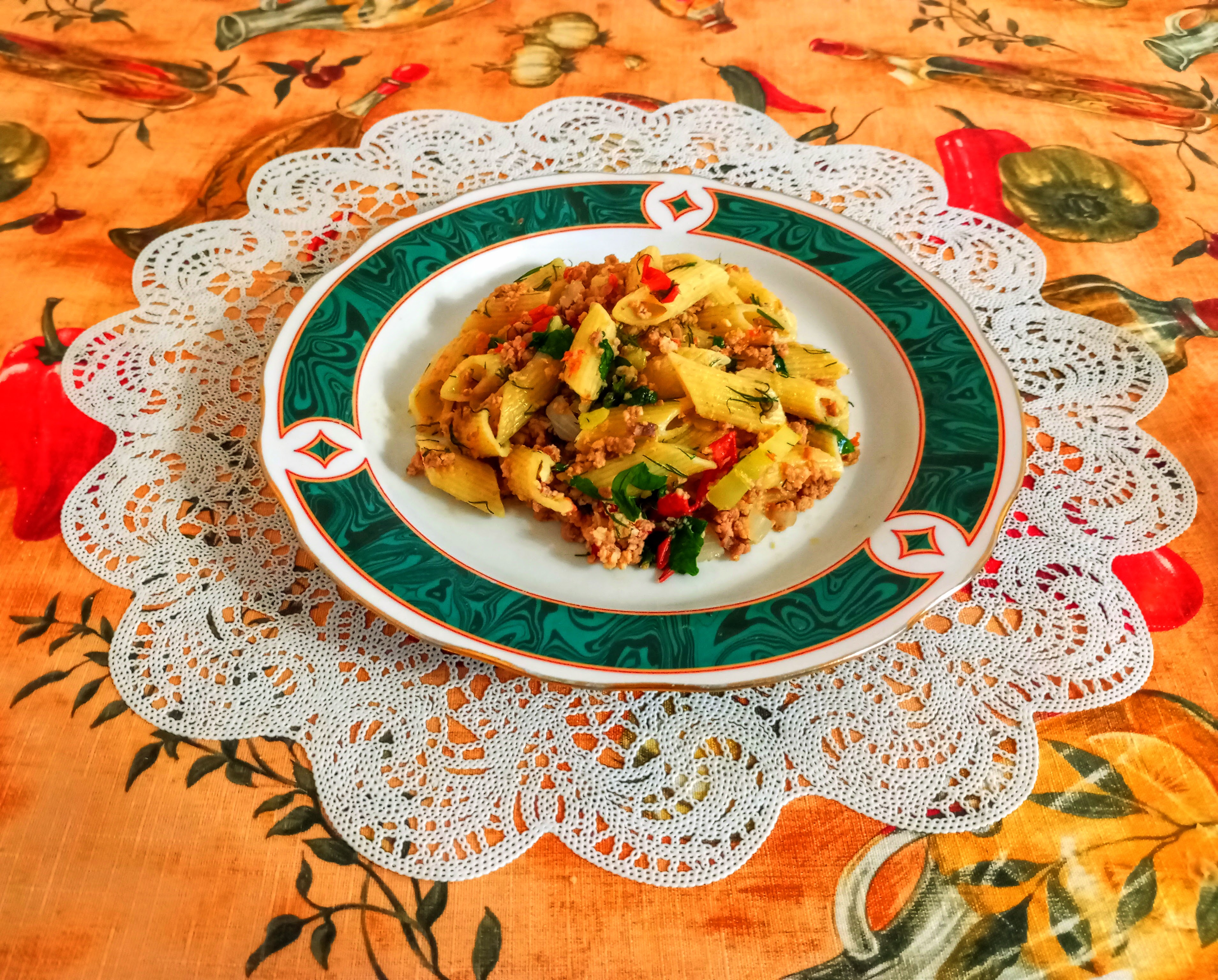 Макароны с фаршем из вареного мяса и овощами на сковороде