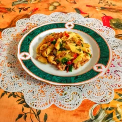 Макароны с фаршем из вареного мяса и овощами на сковороде