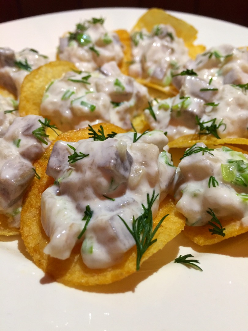 Закуска из сельди на чипсах