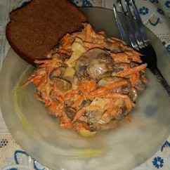 Салат с шампиньонами и сырой морковью