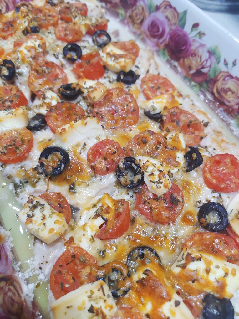 Куриное филе с помидорами, маслинами и сыром