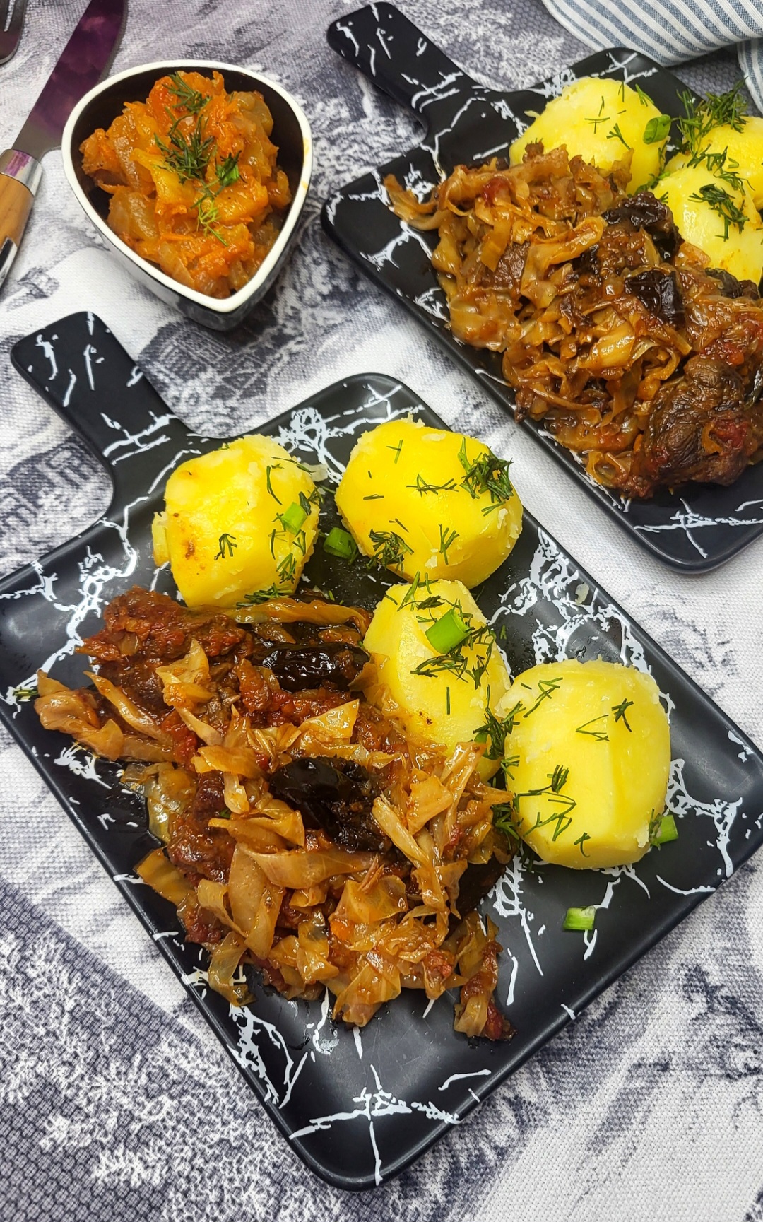 Говядина тушеная с капустой и черносливом