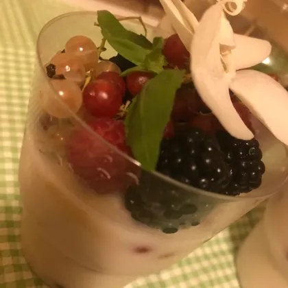 Десерт йогуртовый с ягодами