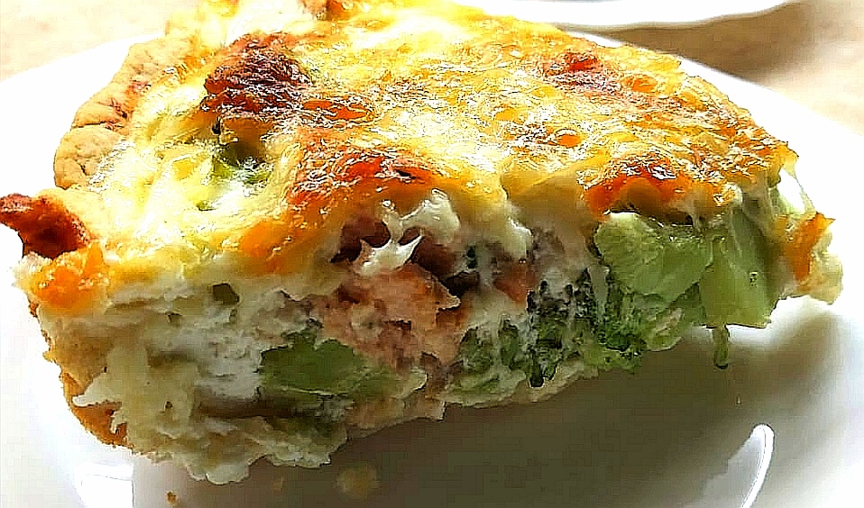 Киш с красной рыбой и капустой брокколи