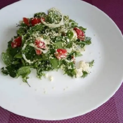 Салат из зелени, козьего сыра и вяленых помидор