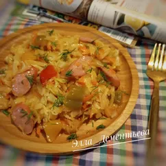 Капуста тушëная с колбасой/сосисками на сковороде