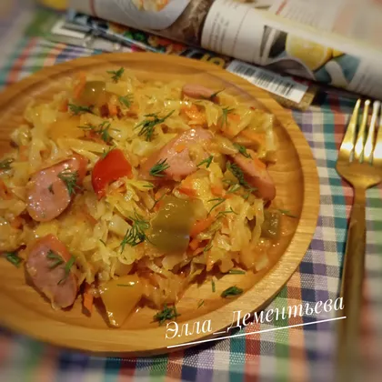 Капуста тушëная с колбасой/сосисками на сковороде