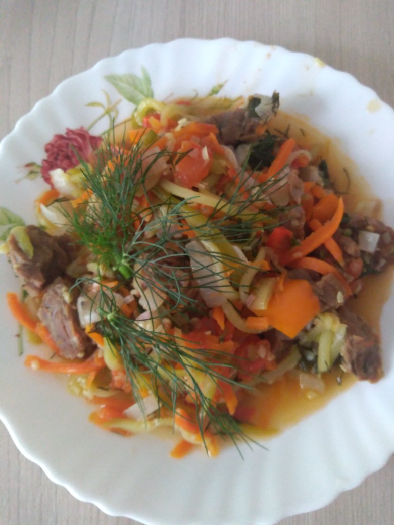 Кабачковая лапша с говядиной и овощами