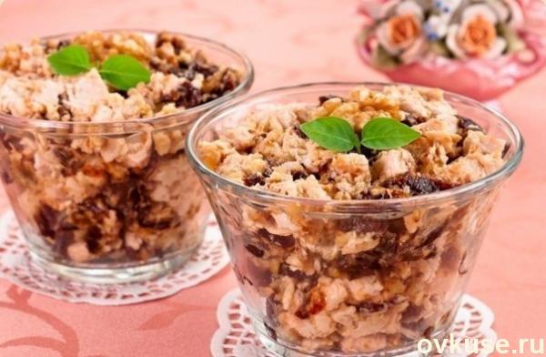 Салат с куриным филе, черносливом и орехами