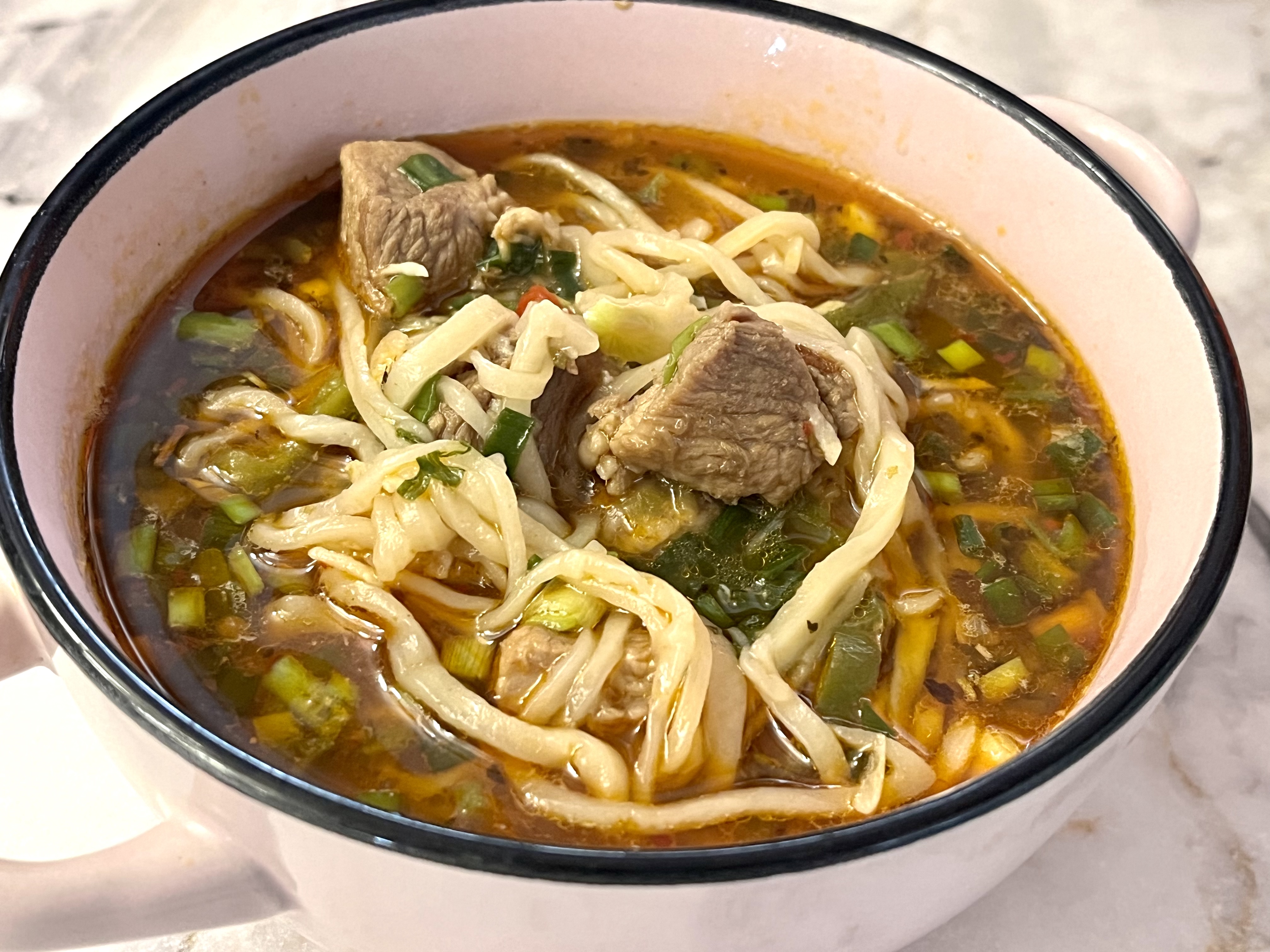 Суп со свининой и лапшой в азиатском стиле