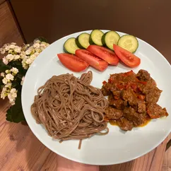 Гречневая соба с говядиной под кисло-сладким соусом и овощами