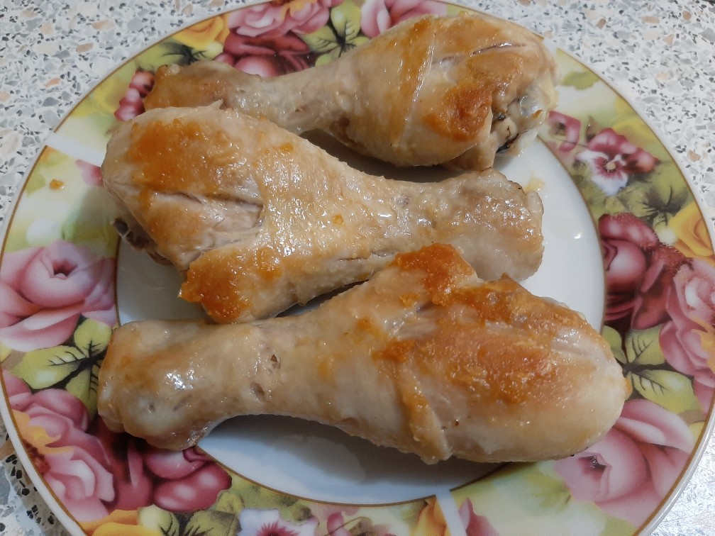 Вкусный рецепт голени курицы. Готовность куриных ножек. Куриные ножки с пальчиками. Курица на сковороде. Готовая куриная\ голень в разрезе.