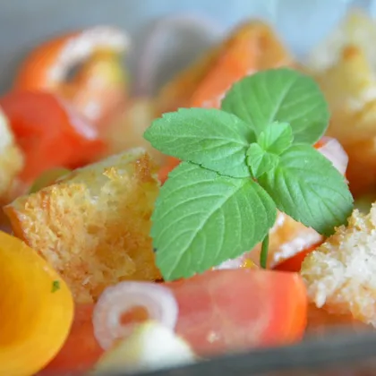 Панцанелла - итальянский летний помидорный салат с крутонами