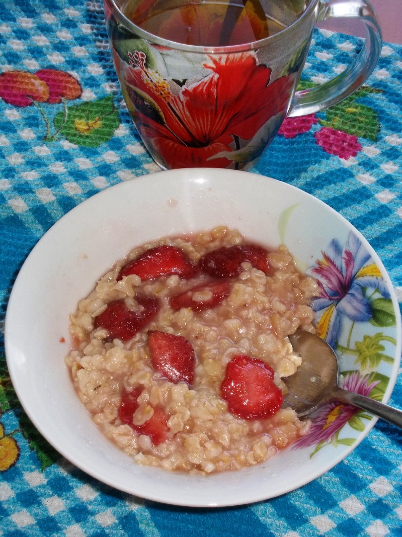 Овсяная каша в микроволновой печи с клубникой