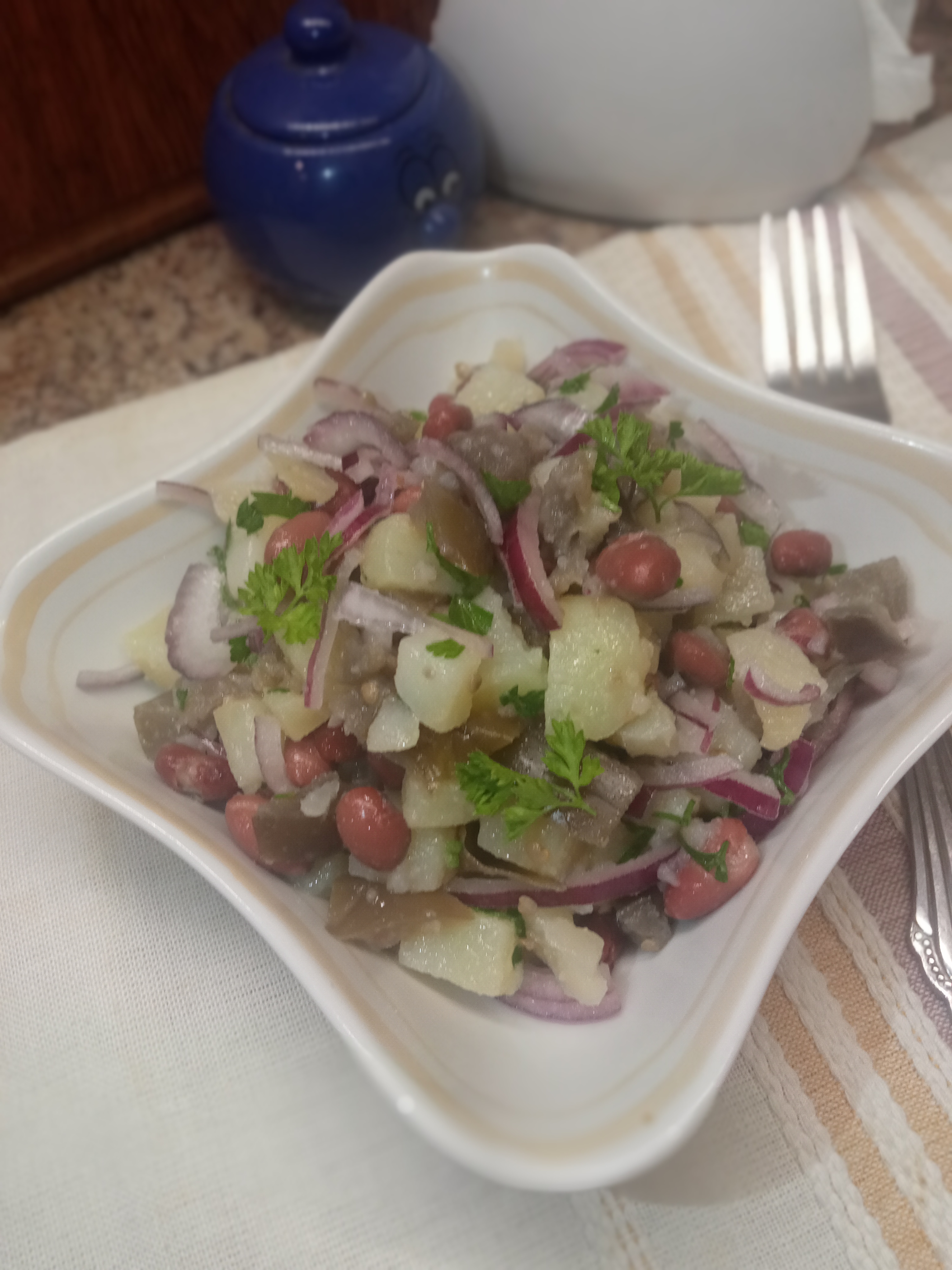 Постный салат с фасолью и маринованными баклажанами