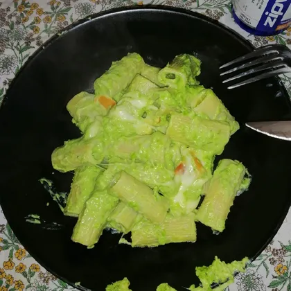 Паста с кремовым соусом из зелёного горошка и копчёным сыром